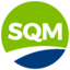 logo společnosti Sociedad Química y Minera de Chile